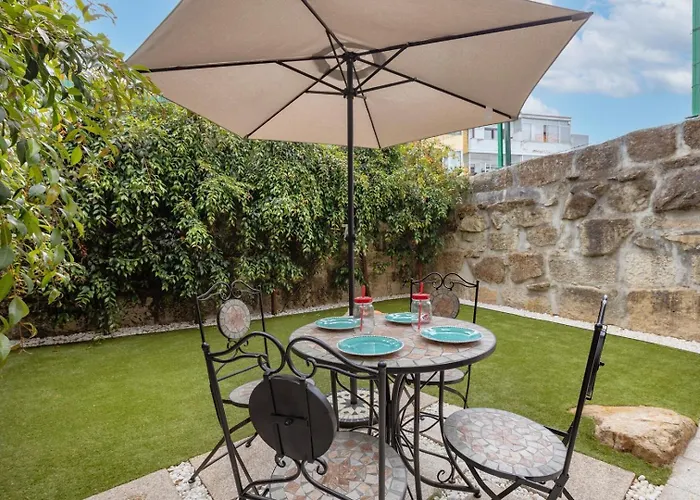 Patio Retreat | Urban Flats 아파트 *